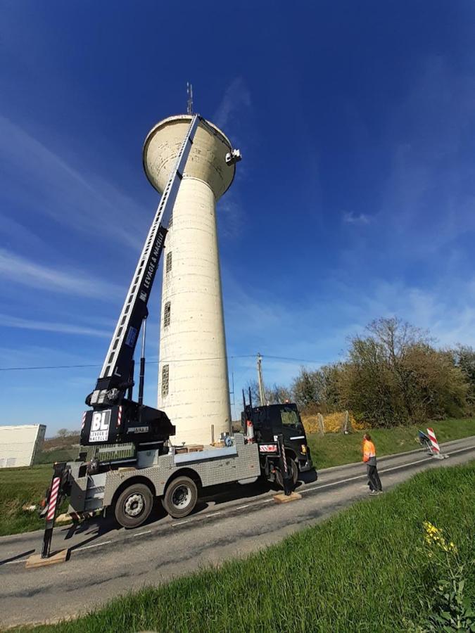 Le Grand Camion Portent Le Bois De Chauffage De Pile Dans Lakatnik